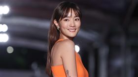 王淨以橘色禮服露背走紅毯。（圖／記者邱榮吉、楊澍攝影）