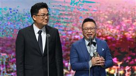 《模仿犯》製作人曾瀚賢、湯昇榮開心拿獎。

