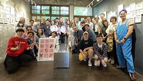 香港藝術家及傳媒人何世光（中間灰衣者）21日在台灣舉行個展，展出包含以寵物為題材創作手繪插畫。（台港經濟文化合作策進會提供）