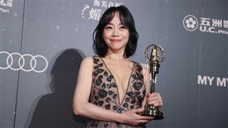 金鐘58／賴佩霞沒上！女星握獎求世界和平