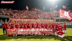 ▲味全龍下半季封王，同時也獲得全年度第1，晉級台灣大賽。（圖／翻攝自味全龍臉書）