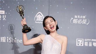 個人意見毒舌　米可白戰袍「衛生紙上身」