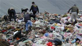 工程師,殺妻,躁鬱症,好爸爸,垃圾子母車,抗憂鬱症,藥物沉迷,遊戲,假釋出獄,家暴,幫修電腦,范倫鐵諾,新買行李箱