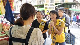 王婉諭率不分區立委參選人市場拜票時代力量黨主席、立委王婉諭（前右）22日上午率領不分區立委參選人到板橋埔墘市場掃街，儘管天氣微涼且下雨，她仍一一向攤商和民眾懇託拜票，爭取支持。中央社記者王鴻國攝  112年10月22日