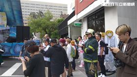 1022消防員挺醫事人員(記者黃仲丘)