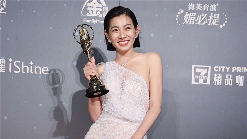 米可白獲獎後首發文！僅1句話曝無奈現況