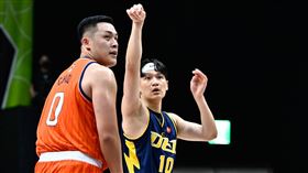 周儀翔（左）復出首戰拿下1分。（圖／中信特攻提供）