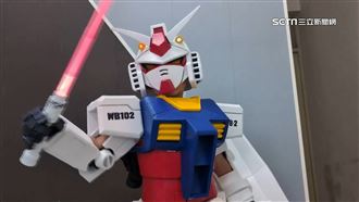 萬聖節最吸睛造型！神人爸花半年造鋼彈裝