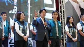 鍾佳濱造勢活動 賴清德現身站台民進黨總統參選人賴清德（前左2）22日到屏東為爭取連任的屏北立委鍾佳濱（前左3）站台。賴清德稱許鍾佳濱是有責任感的政治人物，籲請鄉親繼續支持鍾佳濱，讓中央地方密切合作，一起拚屏東的大建設。前左為屏東縣長周春米。（立委鍾佳濱服務處提供）中央社記者李卉婷傳真  112年10月22日