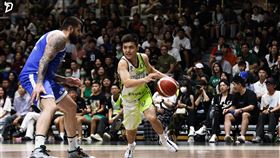 林俊吉運球突破艾倫。（圖／福爾摩沙夢想家提供）