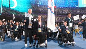 本屆亞帕運台灣由女子健力選手林資惠、男子輪椅籃球選手呂駿逸擔任掌旗官。（圖／體育署提供）