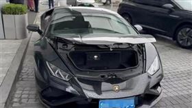 一腳踩凹藍寶堅尼還吐痰　少年還囂張嗆聲（圖／翻攝微博）