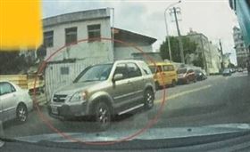 閃違停跨越雙黃線該不該罰？2派網友戰翻（圖／翻攝畫面）