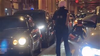 通緝男拒檢跑給警察追　慘吞10紅單超慘