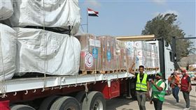 第2批救援車隊14輛卡車進入加薩（圖／路透社／達志影像）