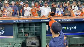 ▲台灣女球迷林亭獲得奧圖維（Jose Altuve）球棒。（圖／翻攝自Brian McTaggart推特）