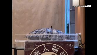 立法院中興大樓漏水！「撐傘擋雨」慘況曝