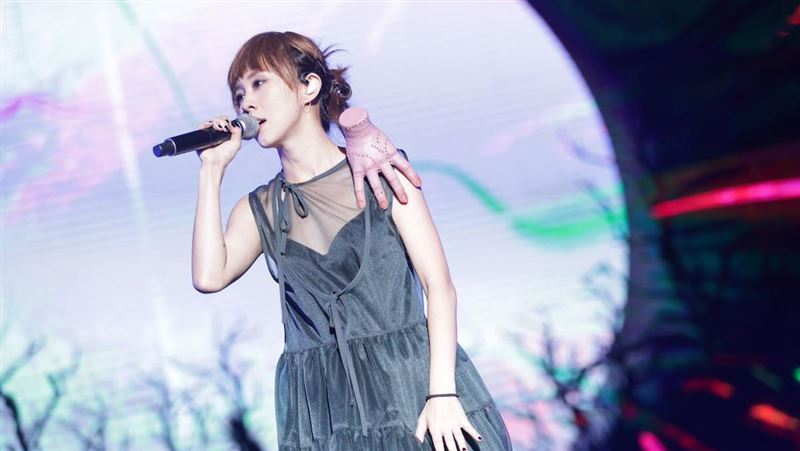 白安萬聖裝辣裸春光　傲人身材藏不住