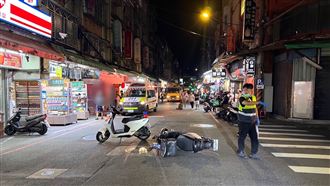 路口車禍騎士慘摔　無辜阿伯遭滑行車擊中