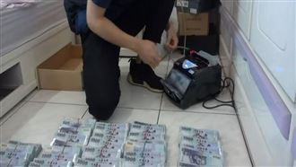 758萬現金「鋪床睡」　假幣商涉洗錢落網