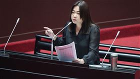 潛艦洩密爭議  馬文君在立院質詢前海軍顧問郭璽指控國民黨立委馬文君（圖）涉外洩潛艇國造資料。馬文君6日在立法院會就此案質詢行政院長陳建仁、國防部長邱國正及法務部長蔡清祥。中央社記者徐肇昌攝  112年10月6日