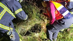 ▲澎湖老農18日傍晚除草倒退嚕時不慎墜井，受困了2小時候成功獲救。（圖／翻攝畫面）