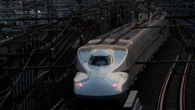 新幹線列車駛入日本東京市中心。（圖／路透社／達志影像）