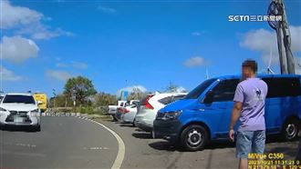 後壁湖吃海產　駕駛控「人肉占位」搶車格