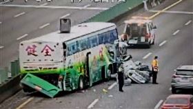 雲林國道三號遊覽車小客車車禍，4人無呼吸心跳。（圖／翻攝畫面）