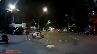 莽男攔警車亮刀嗆「想吃牢飯」　法院准了