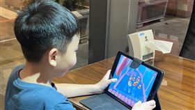 開學收心  醫師建議勿全部戒斷孩子娛樂度過漫長2個月的暑假，有些孩子開學無法收心。身心科醫師建議，家長可用鼓勵方式規範小孩，不要一下子全部戒斷孩子使用3C產品，避免引發反彈，讓親子關係惡化。中央社記者趙麗妍攝  112年8月28日