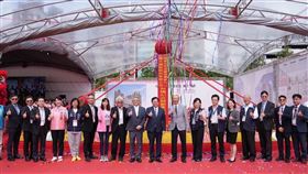 行政院副院長鄭文燦(中)、內政部政務次長花敬群(左1)、順天建設柯興樹董事長(右1)以及貴賓於「兒福A1公辦都更案」動土典禮合影(圖/國家住都中心/MyGoNews提供)