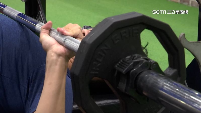 健身工廠女廁驚見孔洞被疑偷拍！警揭真相