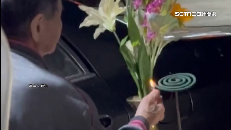 神明繞境驚見這幕！阿婆「蚊香當香環」點