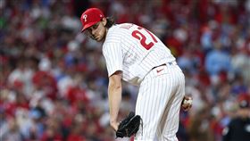 ▲諾拉（Aaron Nola）慘挨「背靠背全壘打」，2局上失3分。（圖／路透社／達志影像）