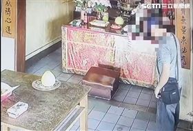 竊賊偷神像金牌　下手前擲筊獲聖杯才敢偷（圖／翻攝畫面）