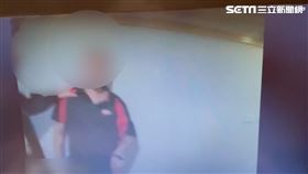 紀男隨機潛入大樓，並跟著住戶搭電梯上8樓遭逮。（圖／翻攝畫面）