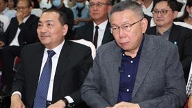 柯文哲、侯友宜互動備受關注國民黨總統參選人侯友宜（前左）5日與民眾黨總統參選人柯文哲（前右）共同出席台灣文化協會成立百年紀念紀錄片發表會，兩人被安排坐在一起，互動備受關注。中央社記者張新偉攝  112年8月5日