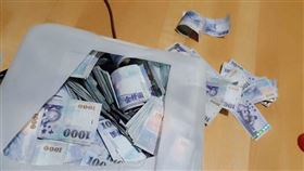 網友拿20公升水桶來存錢。（圖／翻攝自爆廢公社二館臉書社團）