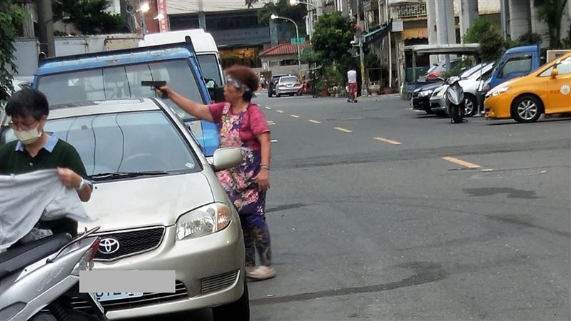 高雄超派嬤「單手舉槍」被捕捉　警回應