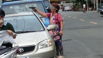 高雄超派嬤「單手舉槍」被捕捉　警回應