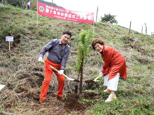 周遊阿姑和李朝永為環保愛地球、植樹抗暖化一起在陽明山大屯自然公園種樹。（記者邱榮吉/攝影）