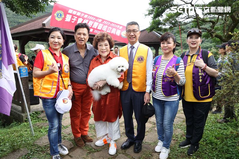 周遊阿姑和李朝永為環保愛地球、植樹抗暖化一起在陽明山大屯自然公園種樹。（記者邱榮吉/攝影）