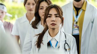 睽違9年重返台劇　Ella披白袍搭2男神救人