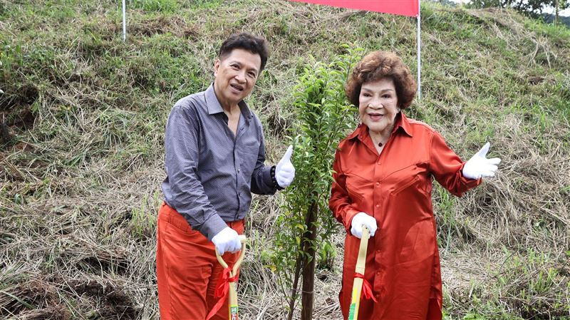 爆氣喊同歸於盡　周遊「爬樹」嗆活到百歲