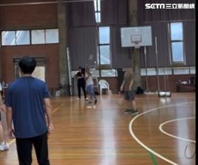 外籍生佔東大球場　遭勸離竟出手毆打師生（圖／翻攝畫面）