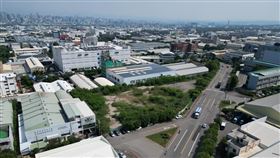 基地雙面臨路，土地面積為2098.75坪，土地使用分區為乙種工業區，建蔽率與容積率為70％與210％，開標日為2023年12月13日。(圖/第一太平戴維斯/MyGoNews提供)