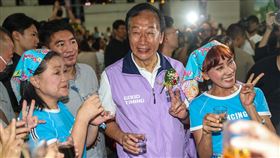 郭台銘出席新北雲林同鄉會板橋分會活動（1）鴻海集團創辦人郭台銘（中）22日晚間前往板橋果菜市場，出席新北市雲林同鄉會板橋分會就職典禮，並逐桌互動致意。中央社記者吳家昇攝  112年10月22日