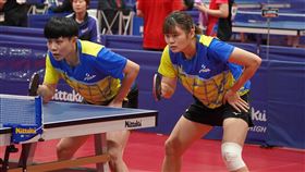 鄭怡靜全運會桌球女雙鍍銀台灣桌球好手鄭怡靜（左）搭檔學妹李昱諄（右）24日在台南全國運動會桌球女雙決賽代表台北市登場，結果意外爆冷敗給桃園市組合，拿下銀牌。中央社記者黎建忠攝  112年10月24日