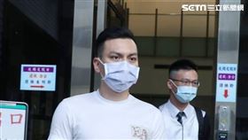 王姓整復師也在女性友人陪同下抵達地檢署。（圖／記者邱榮吉攝影）